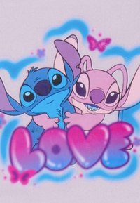 Personaggi cartoon blu e rosa con grandi occhi si abbracciano, circondati da spirali blu e farfalle rosa, con la parola "AMORE" in colori vivaci.