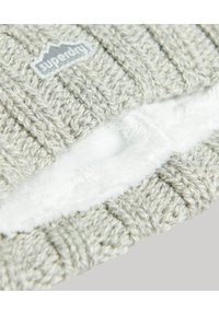 Szary dzianinowy czapka z prążkowanym wzorem, z miękką białą podszewką z polaru i małą naszywką logo Superdry.