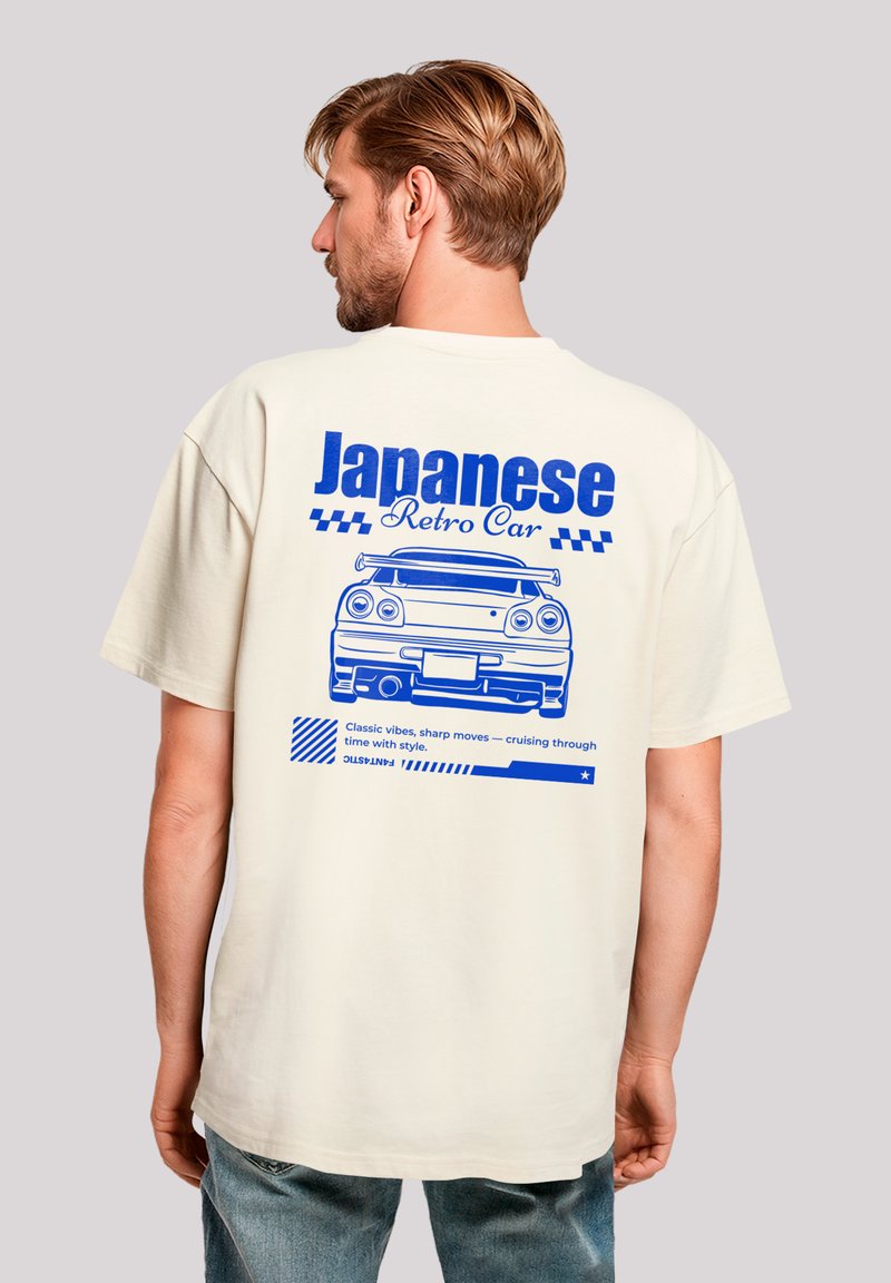 Cremefarbenes T-Shirt mit blauer Grafik eines Rückansicht eines Retro-Autos. Der Text lautet "Japanisches Retro-Auto" mit karierten Akzenten. Lässiger Schnitt.