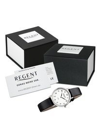 Montre ronde en argent avec bracelet en cuir noir, cadran blanc, chiffres arabes noirs et logo 'REGENT' ; comprend des boîtes noires et blanches ainsi qu'une carte de garantie.