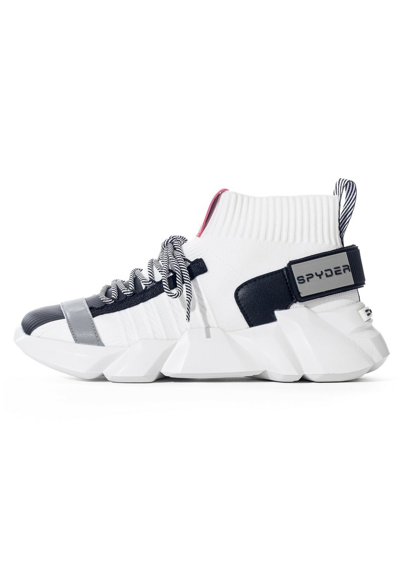 Sneaker alta bianca con suola spessa e texturizzata, dettagli neri e grigi, lacci a strisce e marchio "SPYDER" sulla fascia laterale.