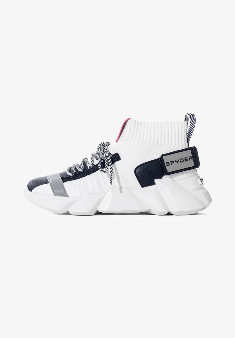 Sneaker alta bianca con suola spessa e texturizzata, dettagli neri e grigi, lacci a strisce e marchio "SPYDER" sulla fascia laterale.