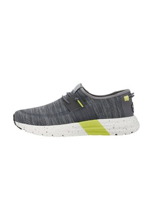 Chaussure de sport tricotée grise avec semelle blanche mouchetée et accent jaune, avec lacets et design à cheville basse.