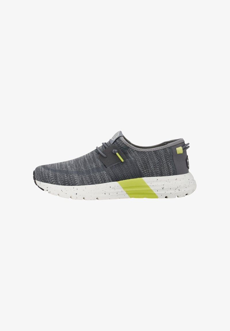 Chaussure de sport tricotée grise avec semelle blanche mouchetée et accent jaune, avec lacets et design à cheville basse.