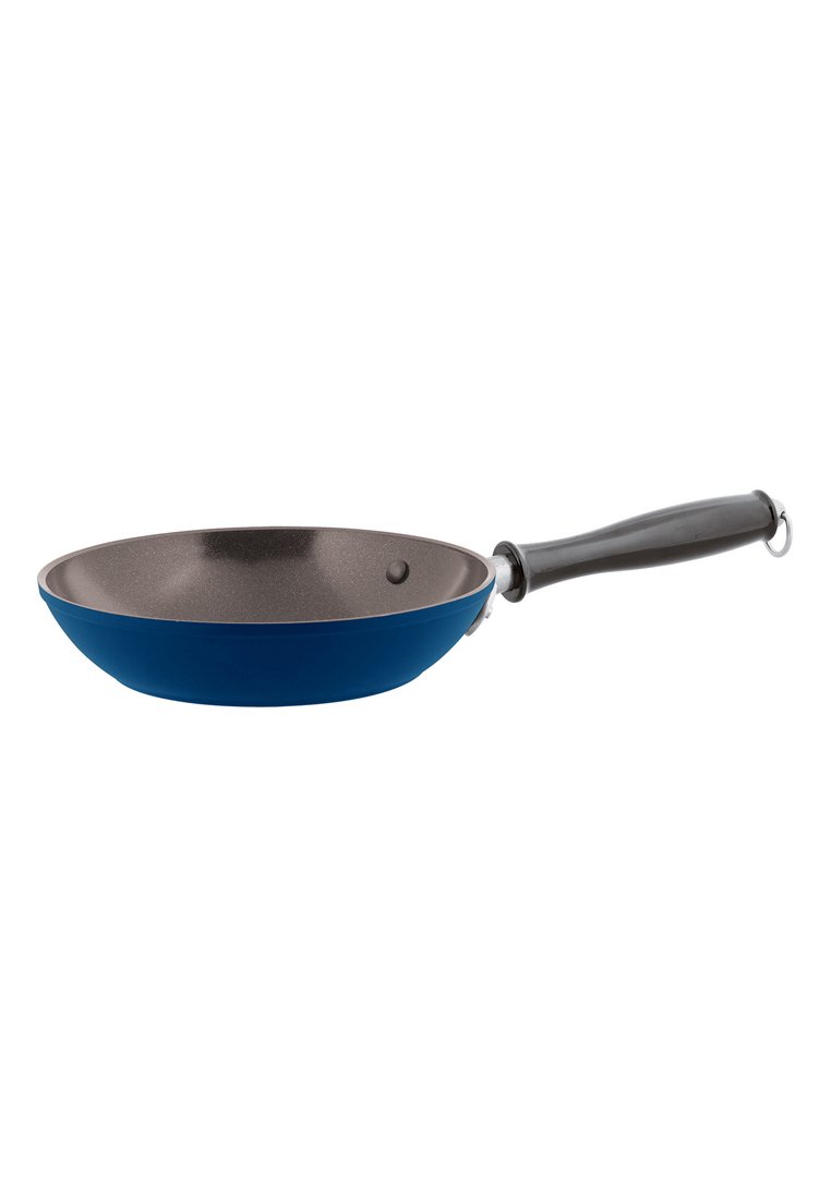 Padella blu con interni antiaderenti marroni, forma arrotondata e manico nero opaco con anello per appenderla.