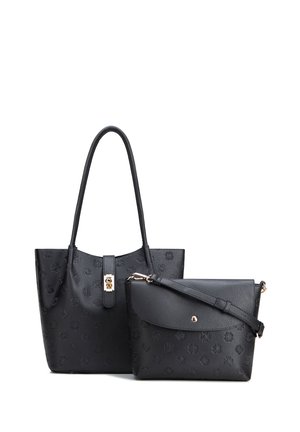 Due borse in pelle nera con texture, una tote con spalline e chiusura, una tracolla con patta e tracolla regolabile.