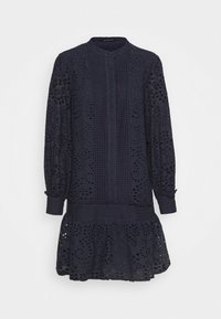 Robe bleu marine à manches longues, avec des découpes en œillet, un devant à boutons et une jupe évasée avec des fronces au bas.
