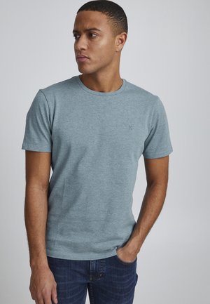 Kurzärmliges T-Shirt mit Rundhalsausschnitt aus hellblauem Melange-Stoff, das ein dezentes Logo-Detail auf der Brust und eine lässige Passform aufweist.