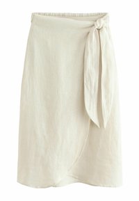 Gonna avvolgente in tessuto di lino beige chiaro con dettaglio andamento sul davanti. Presenta una texture morbida e un orlo asimmetrico.