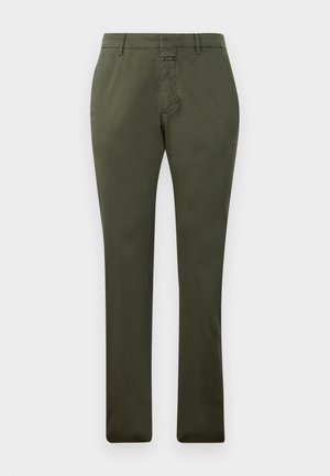 Pantaloni dritti verde oliva con passanti per cintura, cerniera frontale e chiusura con bottone, esposti su uno sfondo bianco semplice.