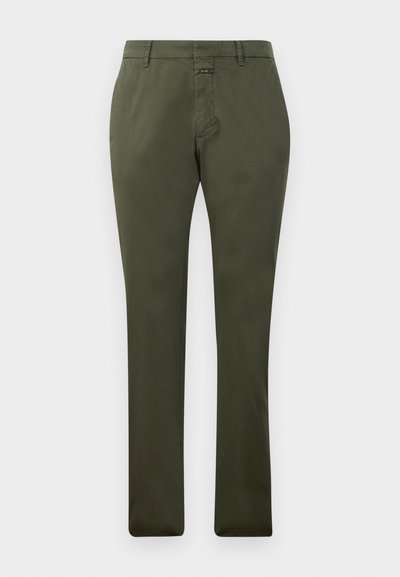 Olivenfargede rett ben bukser med beltehemper, frontglidelås og knappelukking, vist på hvit bakgrunn.