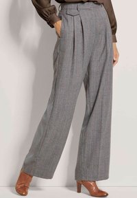 Grijze geblokte broek met een hoge taille, wijde benen en subtiele oranje strepen, gemaakt van structuurstof, gestyled met bruine hakken.