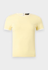 Top de punto amarillo pálido de manga corta con ribete blanco en las mangas y el escote, con cuello redondo y cierre de botones en la espalda.