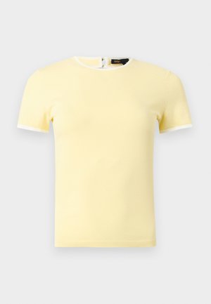 Κοντομάνικη πλεκτή μπλούζα σε απαλό κίτρινο χρώμα με άσπρη λεπτομέρεια στα μανίκια και στη λαιμόκοψη, με στρογγυλή λαιμόκοψη και κούμπωμα με κουμπιά στην πλάτη.