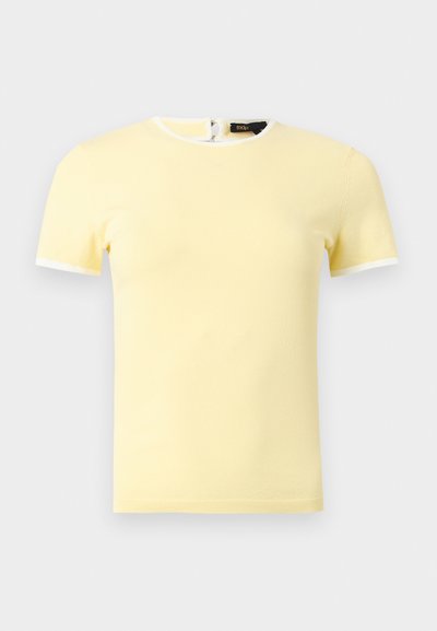 Κοντομάνικη πλεκτή μπλούζα σε απαλό κίτρινο χρώμα με άσπρη λεπτομέρεια στα μανίκια και στη λαιμόκοψη, με στρογγυλή λαιμόκοψη και κούμπωμα με κουμπιά στην πλάτη.