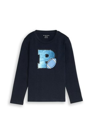 Donkerblauw overhemd met lange mouwen, met een grote blauwe letter P en een kleine lichtblauwe en witte voetbalafbeelding aan de voorkant.
