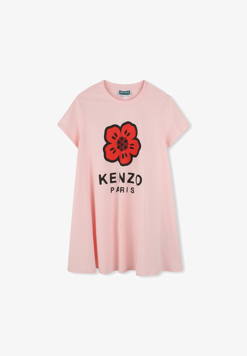 T-shirt en coton rose à manches courtes, avec un design floral rouge à contours noirs et le texte "KENZO PARIS" en dessous de la fleur.