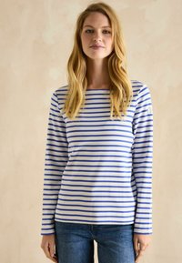 Sinine ja valge triibuline pika varrukaga topp, mis on valmistatud pehmest kangast, ümmarguse kaelusega ja vasakul varrukal logopatchiga. Suvaline sobivus.