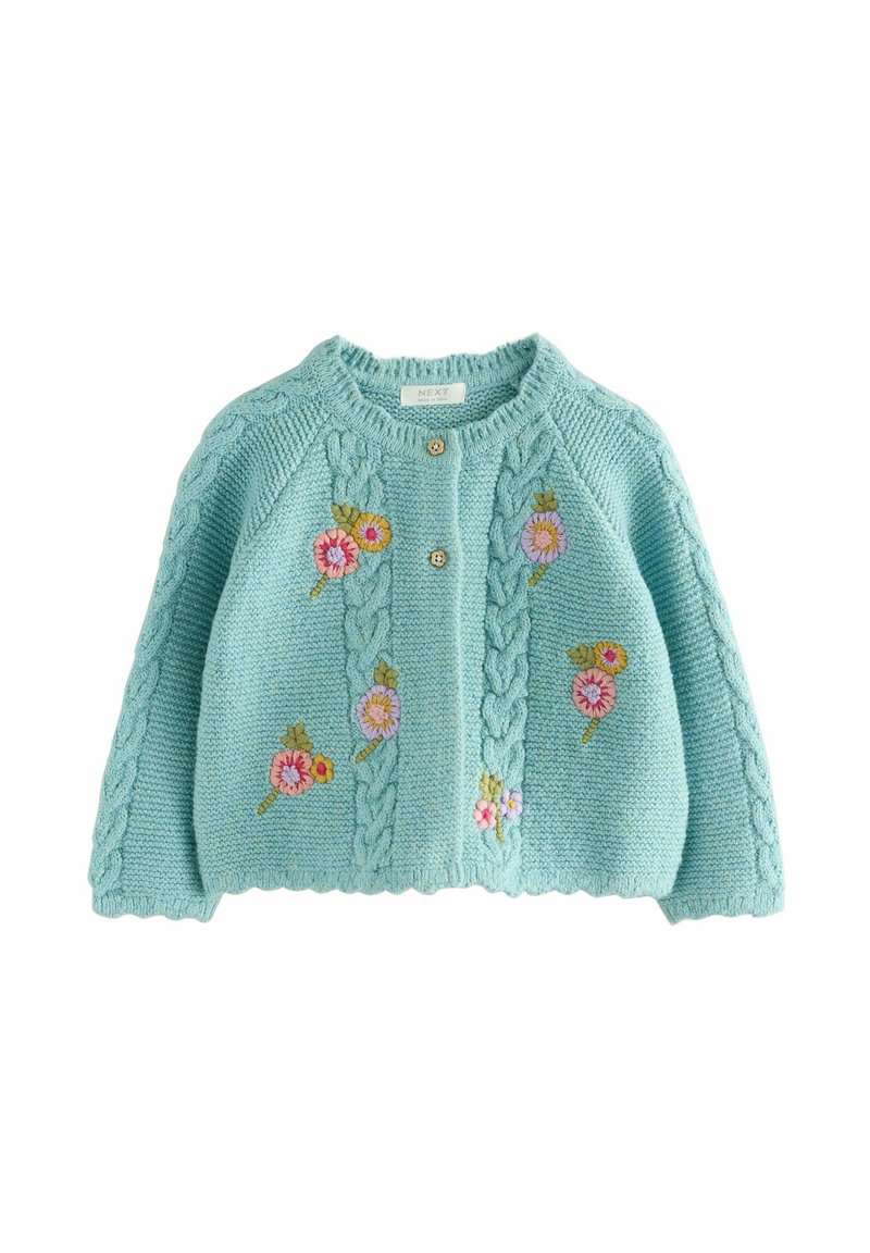 Cardigan lavorato a maglia color turchese con design a trecce, caratterizzato da motivi floreali ricamati in rosa e giallo, e bottoni in legno.