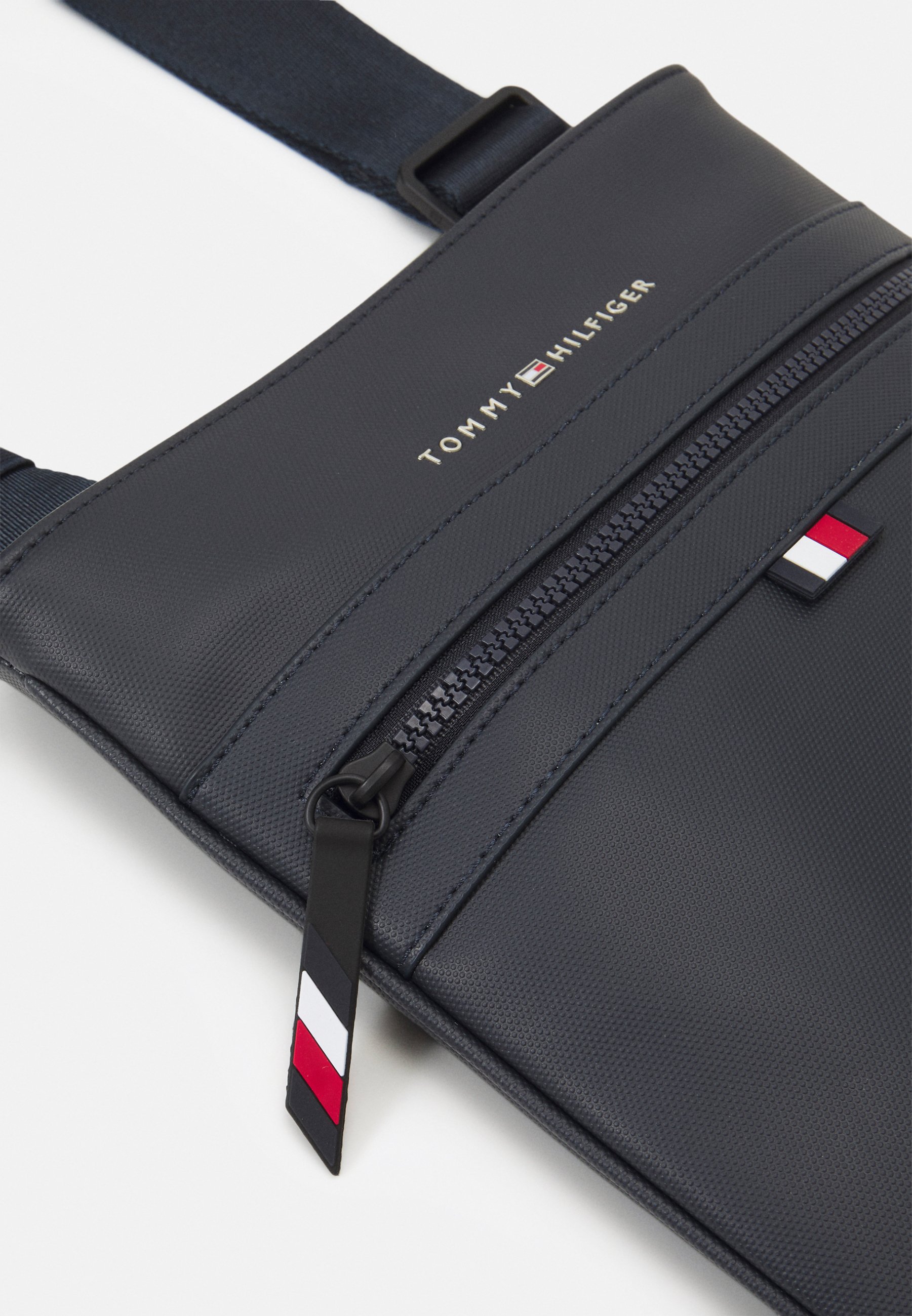 tommy hilfiger essential crossover