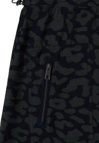 Gros plan d'un tissu à motif camouflage gris foncé et noir avec une poche verticale zippée noire et un cordon de serrage noir réglable.