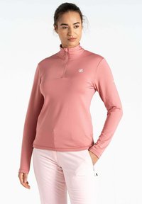 Helles rosa langärmliges Oberteil mit hohem Kragen und halbem Reißverschluss. Glatter, dehnbarer Stoff mit kleinem Logo auf der linken Brust und taillierter Passform.
