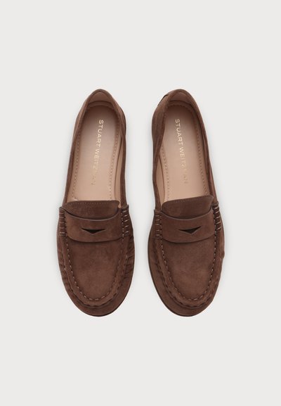 Paire de mocassins en daim marron avec des détails cousus et des fentes pour pièces, vus de dessus sur fond blanc.