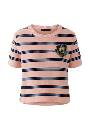 Roze gebreide top met korte mouwen, voorzien van horizontale strepen in marineblauw en lichtblauw, met een donkere bloemversiering op de linkerborst.