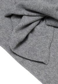 Grau gestrickter Stoff mit einer weichen Textur, der überlappende Falten und ein glattes Finish zeigt. Besitzt ein leichtes, gemütliches Design, das sich ideal zum Schichten eignet.