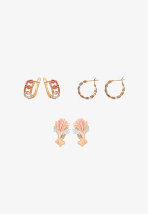 Trzy pary kolczyków w odcieniu złota: u góry po lewej wielokolorowy łańcuszkowy wzór, u góry po prawej skręcone dwukolorowe koła, na dole ozdobne klipsy z motywem kwiatowym.