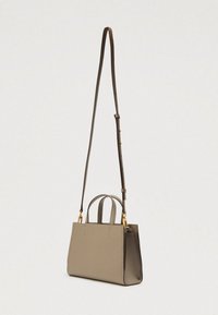 Béžová kožená kabelka se dvěma krátkými uchy a odnímatelným ramenním popruhem, s jemným prošíváním a zlatými kovovými doplňky.