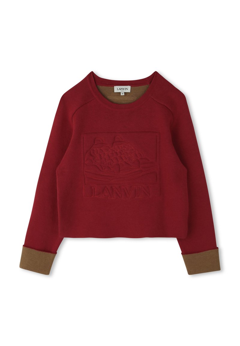 Sweatshirt rouge à manches longues, court, avec des poignets marron, présentant un design de baskets en relief et le logo "LANVIN" à l'avant.