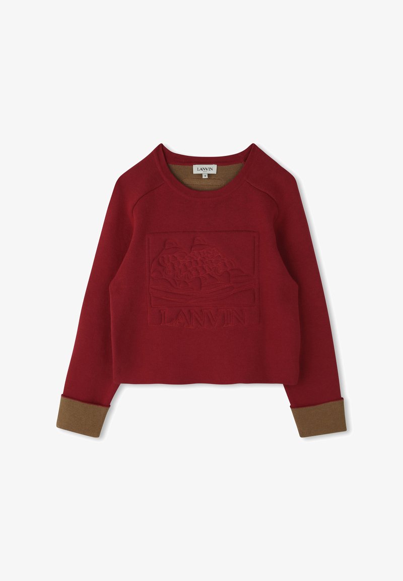 Sweatshirt rouge à manches longues, court, avec des poignets marron, présentant un design de baskets en relief et le logo "LANVIN" à l'avant.