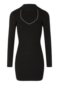 Robe noire à manches longues côtelées avec un col montant, présentant une section découpée et des accents argentés autour du cou. Silhouette ajustée.