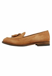 Smeđi suede loafer s okruglim vrhom, dekorativnim resicama i ravnim potplatom. Ima detalje šavova duž ruba i glatku završnu obradu.