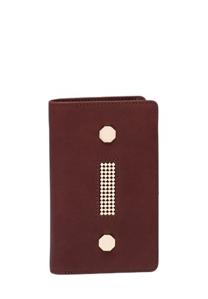 Burgunderfarbener Lederbriefumschlag mit einer strukturierten Mittelstreifen aus Nieten, goldfarbener hexagonal Hardware-Akzenten und einem eleganten, rechteckigen Design.