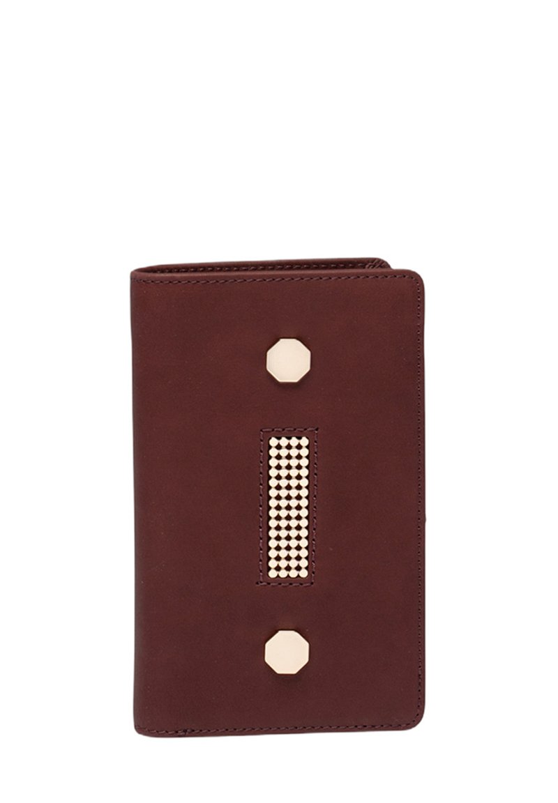 Bordeaux leren portemonnee met een gestructureerde centrale strook van studs, gouden hexagonale hardware-accenten en een slank, rechtlijnig ontwerp.