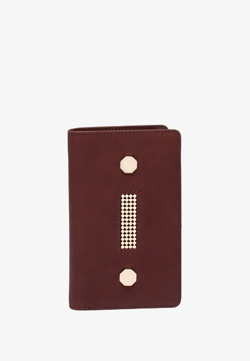 Bordeaux leren portemonnee met een gestructureerde centrale strook van studs, gouden hexagonale hardware-accenten en een slank, rechtlijnig ontwerp.