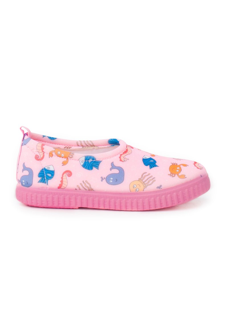 Różowe buty na slip-on z wzorem kolorowych morskich stworzeń, z teksturowaną różową gumową podeszwą i gładkim materiałem górnym.