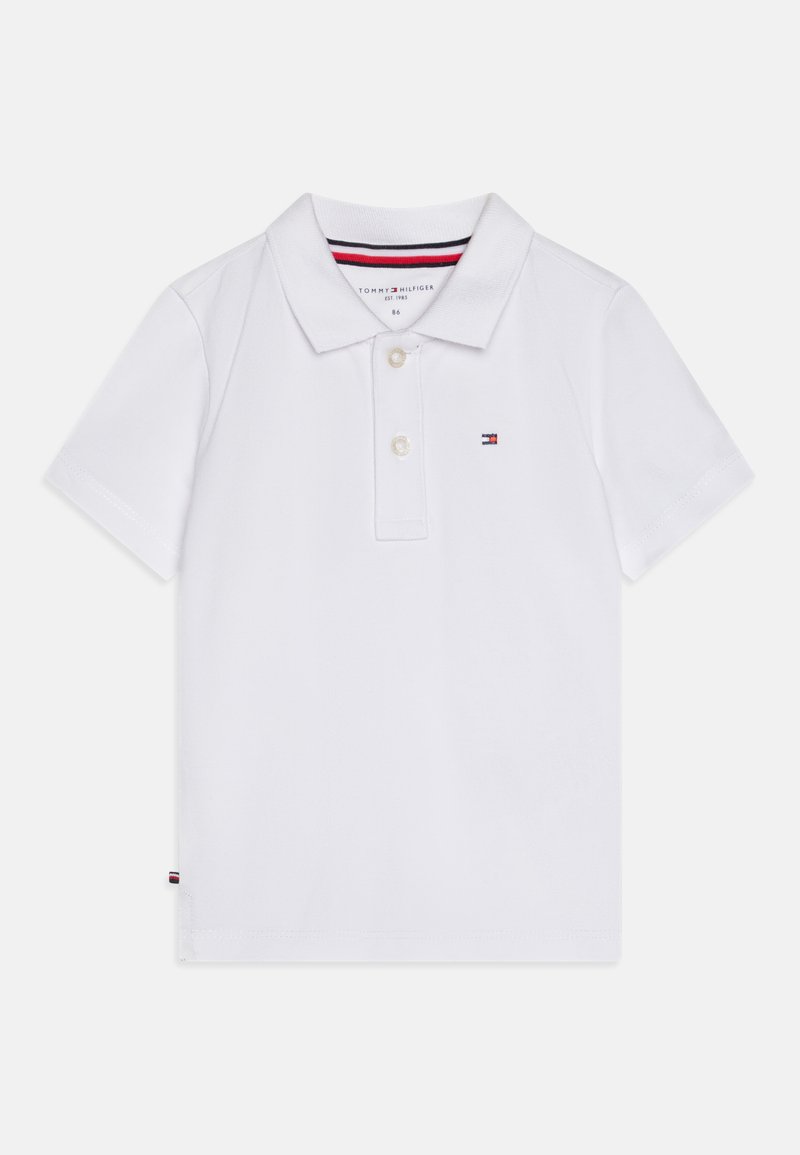 T-shirt polo blanc en coton avec une patte de boutonnage à trois boutons, des manches courtes et un petit logo brodé sur la poitrine. Il présente un col rayé.