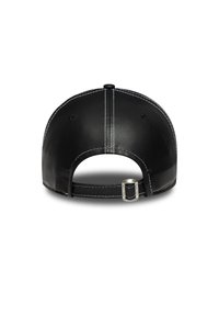 Zwarte leren baseballpet met witte stiksels, verstelbare metalen gesp aan de achterkant en een soepele, textuurafwerking.
