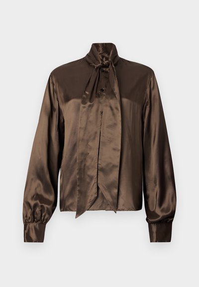 Brun satinbluse med høj hals og sløjfedetalje, udstyret med lange ærmer og knaplukning, glat tekstur og elegant fald.