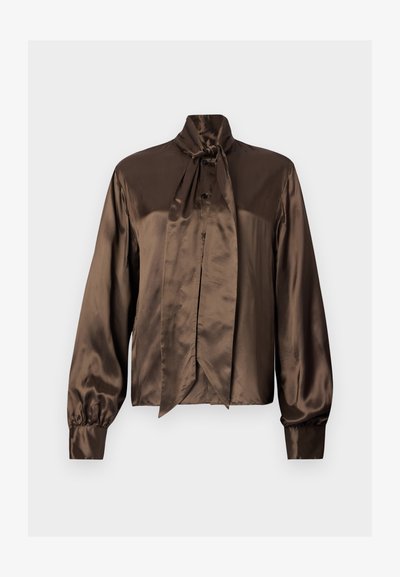 Kafijas satīna blūze ar augstu kaklu un loku detaļu, ar garām piedurknēm un pogu aizdari, gluda tekstūra un eleganta piekare.