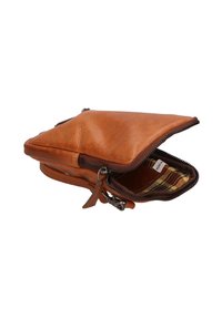 Borsa in pelle marrone con chiusura con zip, caratterizzata da una superficie texturizzata e un rivestimento a quadri marrone. Forma triangolare compatta, con hardware minimal.