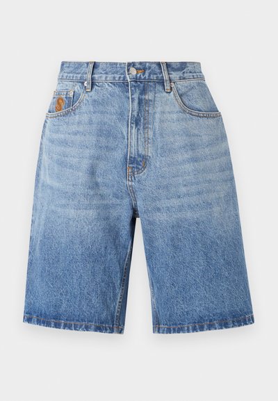 Μπλε τζιν σορτς με άνετη εφαρμογή, διαθέτουν κουμπί για το φερμουάρ, πέντε τσέπες και μια πορτοκαλί ετικέτα λογότυπου στο μπροστινό μέρος. Φθαρμένη εμφάνιση.