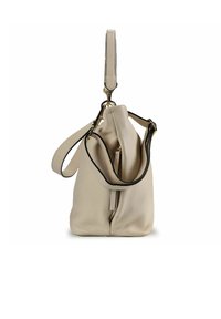 Borsa a mano in pelle beige con finitura texture, dotata di manico superiore e tracolla regolabile. Presenta una tasca laterale con zip per riporre gli oggetti.