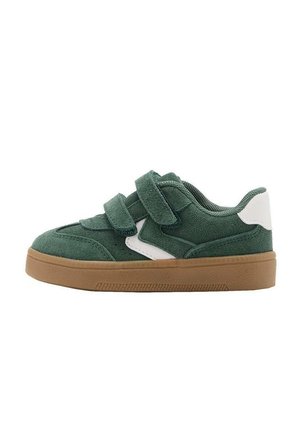 Zapatillas de ante verde con acentos blancos y dos correas de velcro. Suela de goma marrón con detalles texturizados. Diseño de perfil bajo.