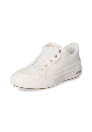 Sneaker Skechers basso bianco con chiusura a lacci frontale, collo imbottito e suola in gomma, mostrato in vista laterale angolata.