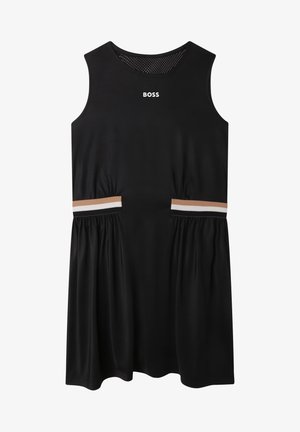 Robe noire sans manches avec le texte « BOSS » sur la poitrine et des bandes rayées beige, blanches et noires à la taille de chaque côté.