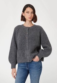 Graue Strickjacke mit geripptem Muster, runder Ausschnitt und sieben Knöpfen vorne. Sie hat lockere Ärmel und einen lässigen Schnitt.
